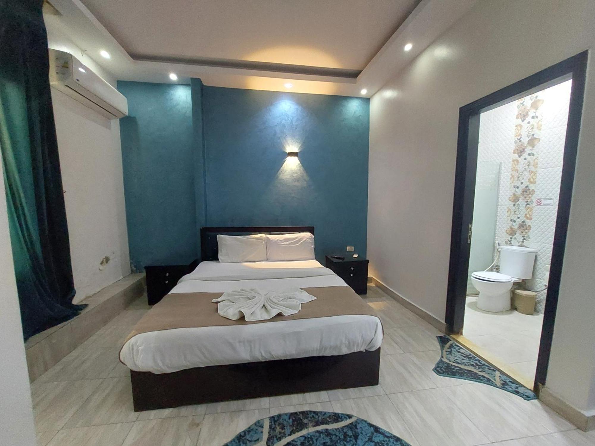 Hostal Anubis Kingdom Pyramids Kafret el-Gabal